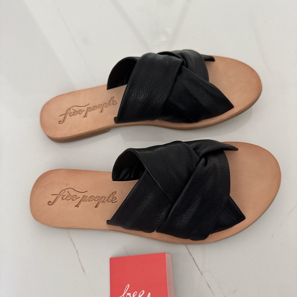 Free People  CRISS-CROSS FRONT SLIDES
Size 37 medium, US size 6 1/2
Price $68 - Picture 3 of 5